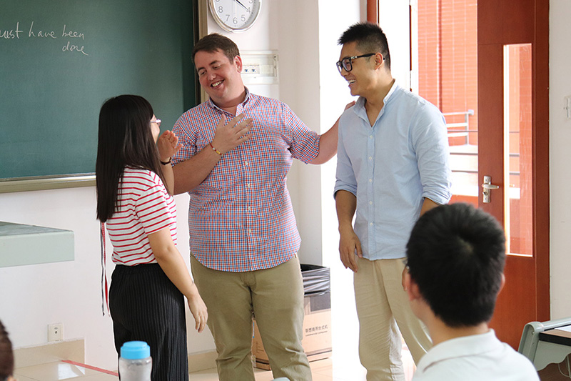 Tech alumnus Matt Parker demonstrates learning techniques with two students Tech alumnus Matt Parker demonstrates learning techniques with two students