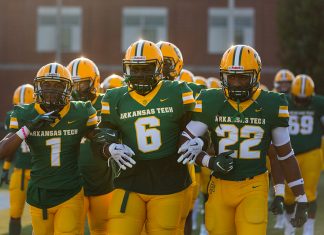 Reddies Hold Off Wonder Boys 27-21