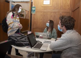 Early Registration for Current Students Begins March 1 Students in McEver Hall Lobby Spring 2022